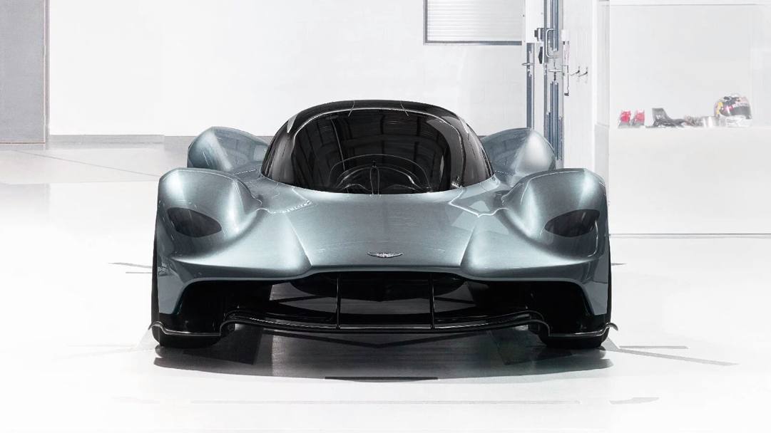 La sigla AM-RB 001 dice tutto: rivelata la prima Aston Martin stradale frutto della collaborazione con la Red Bull stretta all&#39;inizio di questa stagione di Formula 1. Colui che l&#39;ha firmata  Adrian Newey, il geniale direttore tecnico del team di Milton Keynes. Specifiche tecniche non sono state rivelate, si sa solo avr   un motore V12. L&#39;intenzione di Aston Martin  di produrne (si prevede l&#39;uscita nel 2018) in serie limitata non pi di 99 esemplari (ciascuna al costo tra i due e i tre milioni di sterline, circa 3,51 milioni di euro) 